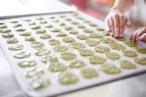 Aplastando las tejas a mano